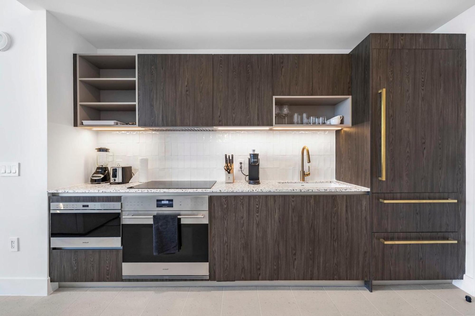 Elegant W Location! Apartment *